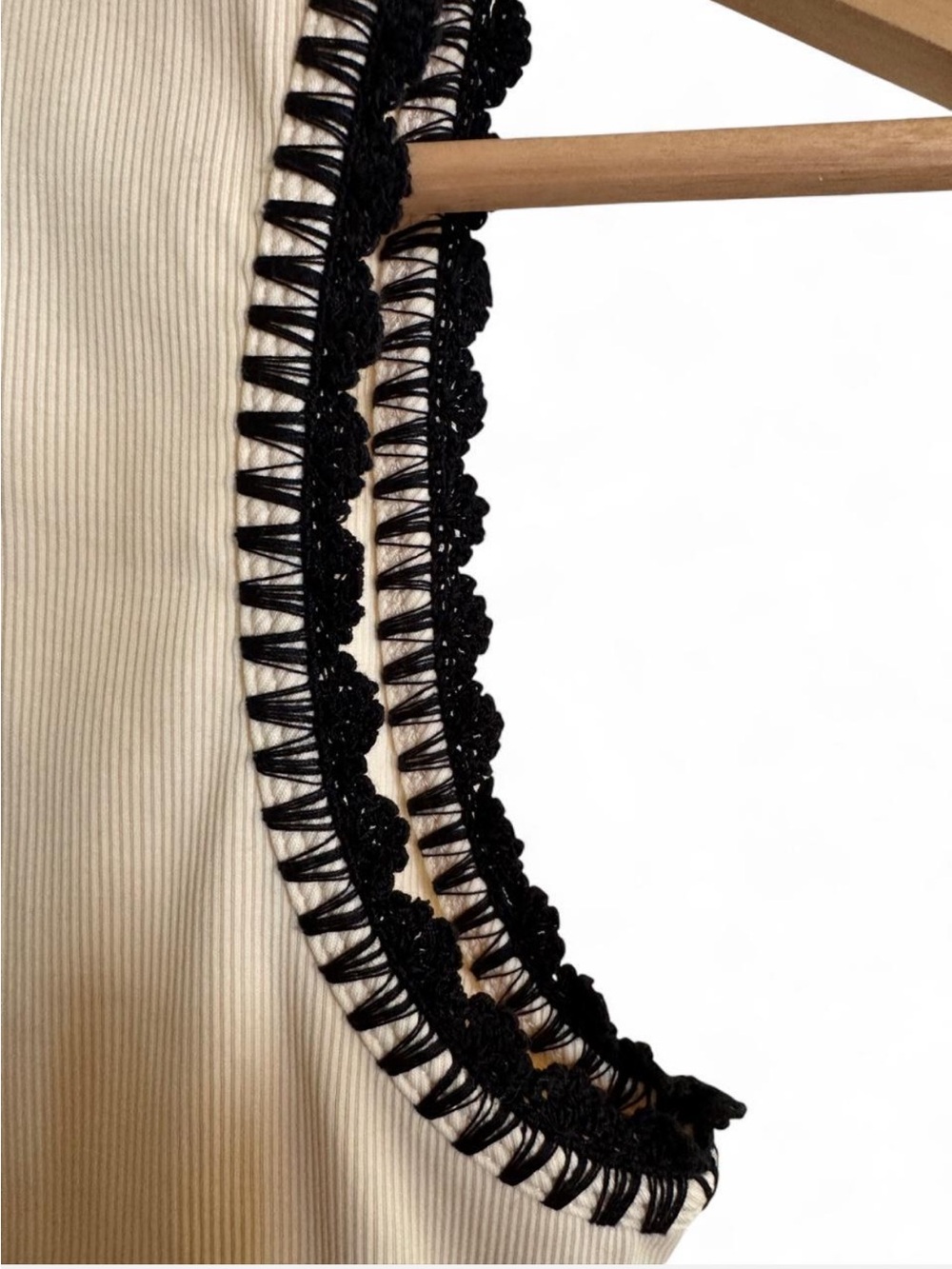 Cinq à Sept Ivory Rib Knit Shell Top Black Crochet Trim Quiet Luxury XS - Picture 5 of 8